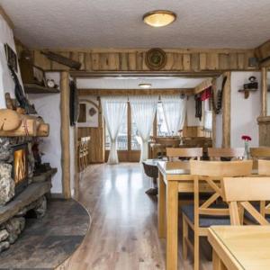 a living room with a table and a fireplace at Willa CHWOST- Pokoje Apartamenty w pobliżu Zakopanego in Zakopane