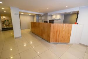 eine Lobby mit Rezeption in einem Gebäude in der Unterkunft Hotel Plaza Bariloche in San Carlos de Bariloche