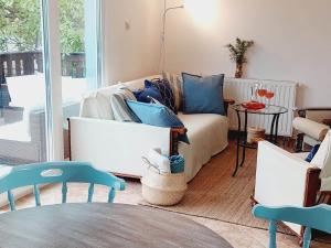 ein Wohnzimmer mit einem Sofa und 2 Stühlen in der Unterkunft HangVilla Badacsony in Badacsonytomaj