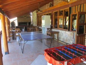 Πινγκ πονγκ στο Apart Cabañas Altos de Vaquerias ή εκεί κοντά