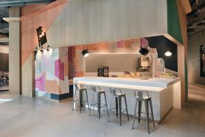 Cuisine ou kitchenette dans l'établissement Aloft Muscat