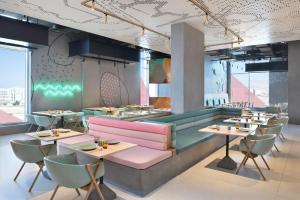 Restaurant ou autre lieu de restauration dans l'établissement Aloft Muscat
