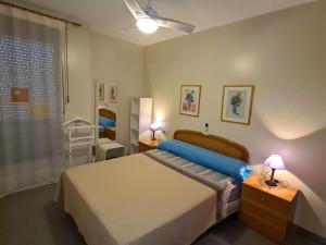 ein Schlafzimmer mit einem großen Bett und einer Treppe in der Unterkunft Mediterrania Mar Canet in Canet d'en Berenguer