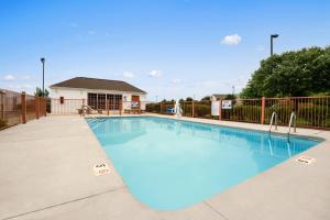 basen w ośrodku z niebieską wodą w obiekcie Super 8 by Wyndham Garner/Clayton/Raleigh w mieście Garner