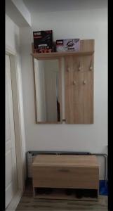 specchio e cassettiera in legno in una stanza di Apartman NIKOLIJA 1 a Bajina Bašta