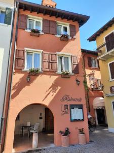 un edificio con un arco delante de él en Piccolo Hotel, en Garda