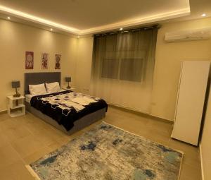 ein Schlafzimmer mit einem Bett und einem Teppich in der Unterkunft B-Home 2 in Kairo
