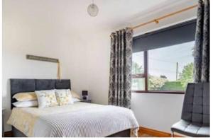 1 dormitorio con cama y ventana en Arley House B & B en Dundrum