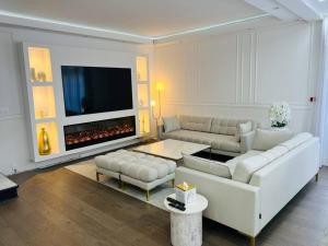 a living room with a white couch and a fireplace at Superbe maison avec jardin in Ris-Orangis +10 photos