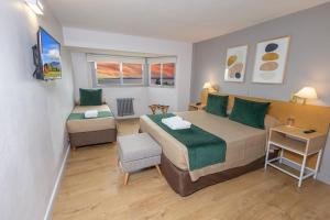 ein Hotelzimmer mit einem Bett und einem Stuhl in der Unterkunft Hotel Plaza Bariloche in San Carlos de Bariloche + 35 Fotos