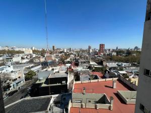 vistas a la ciudad desde el techo de un edificio en plaza serrano corazon en Buenos Aires