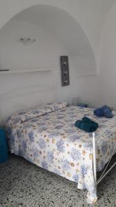 a bedroom with a bed with a blanket on it at Muri de mainè in Ostuni