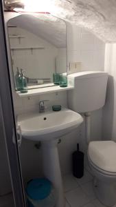 y baño con lavabo, aseo y espejo. en Muri de mainè, en Ostuni