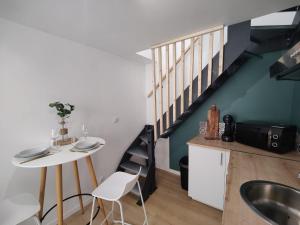 Kuchyň nebo kuchyňský kout v ubytování Le duplex de l'Abbaye Royale - Studio cosy !