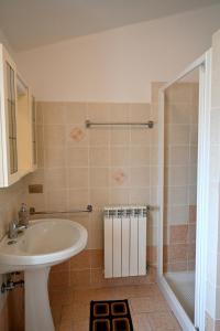 La salle de bains est pourvue d'un lavabo et d'une douche. dans l'établissement IL TUFO E LA CASCATA, à Pitigliano