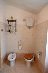 La salle de bains est pourvue de toilettes et d'un bidet. dans l'établissement IL TUFO E LA CASCATA, à Pitigliano