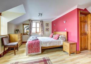 ランピターにあるBeudy Bachのピンクの壁、ベッド1台付きのベッドルーム1室