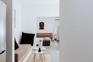 uma sala de estar com um sofá e uma mesa em Athena City Apartment em Atenas