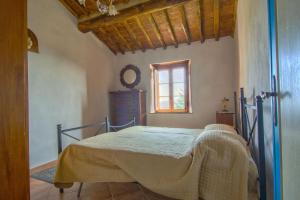 a bedroom with a bed and a window at Casa Serena in Petrognano