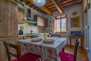 Petrognano的住宿－Casa Serena，厨房配有一张桌子,上面有2份比萨饼