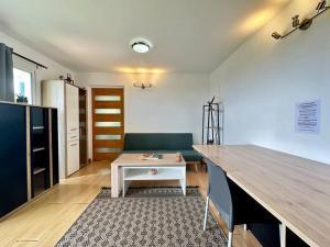 Marigot的住宿－View apartment - St Barts，客厅配有桌子和绿色沙发