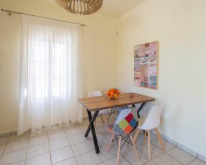 a dining room with a wooden table and chairs at Casa Cicala in Pómbia