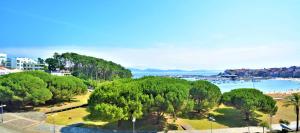 un parque con árboles y un cuerpo de agua en Ático de playa con vistas en Baltar - Sanxenxo en Portonovo