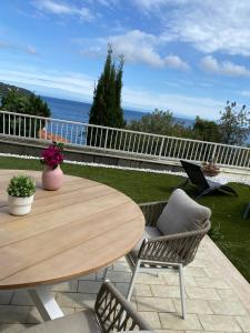 a patio with a table and chairs and the ocean at Cap d.Azur in Roquebrune-Cap-Martin