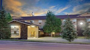埃文斯顿Affordable Inns Evanston的前面有树木的酒店大楼