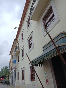 um edifício branco com uma cruz na lateral em Hotel Cavaleiros De Cristo em Tomar