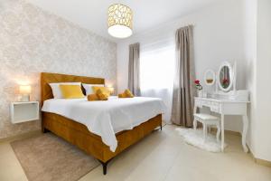 ein Schlafzimmer mit einem großen Bett und einem Schreibtisch in der Unterkunft Family apartment Amare in Zadar