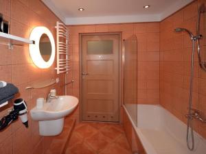 y baño con lavabo, aseo y ducha. en Apartament Witawa 22, en Gdynia