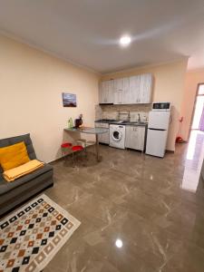 sala de estar con sofá y mesa en Solo apartments en Ureki