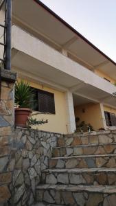 una casa con una pared de piedra y una ventana en Private House Durres en Durrës