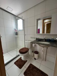 Un baño con ducha, inodoro y lavabo. en Napolitan Paradise Apartamento Dom Pedro Manaus, en Manaus