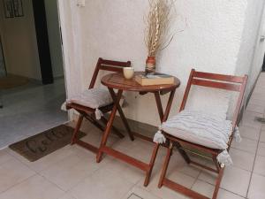 - une petite table avec 2 chaises et une bougie dans l'établissement Guesthouse NADIA, à Senj