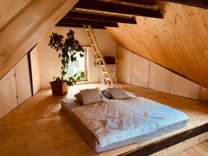 Postel nebo postele na pokoji v ubytování Domček pod Botanickou záhradou