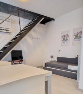 Habitación blanca con cama y escalera en Residenza XX Settembre, en Maslianico