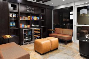 un magasin avec un comptoir de vente avec un canapé et une chaise dans l'établissement Fairfield Inn & Suites by Marriott New York Manhattan/Chelsea, à New York