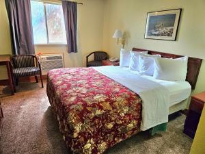 埃文斯顿Affordable Inns Evanston的有一张大床和一扇窗户的酒店房间