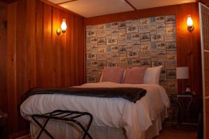 Un dormitorio con una cama y una pared con dinero en Modern Cabin With Hot Tub Grill Lake Beach Wineries Hiking Fishing And Hershey Park Family And Pet Friendly Superhosts On AB&B, en Mount Gretna