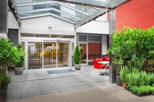 un patio avec une table et des chaises dans un bâtiment dans l'établissement Fairfield Inn & Suites by Marriott New York Manhattan/Chelsea, à New York