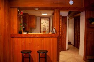 eine Küche mit zwei Hockern an einer Bar in einem Zimmer in der Unterkunft Modern Cabin With Hot Tub Grill Lake Beach Wineries Hiking Fishing And Hershey Park Family And Pet Friendly Superhosts On AB&B in Mount Gretna