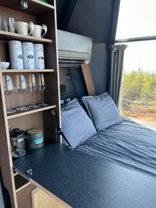 Cama en habitación pequeña con encimera en Northern Lodges en Piteå