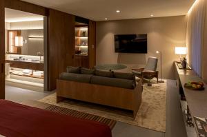 Uma TV ou centro de entretenimento em Hotel Fasano Sao Paulo Itaim