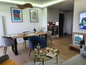 Televízia a/alebo spoločenská miestnosť v ubytovaní Appartement Bretagne vue mer exceptionnelle sur les hauts d'Erquy au calme ! et au pied du GR34