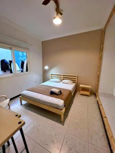 um quarto com uma cama e uma mesa em Surf House Gran Canaria em Las Palmas de Gran Canárias