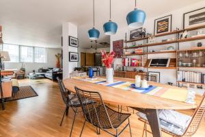 Stylish Hackney Wick Home tesisinde bir restoran veya yemek mekanı