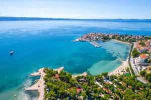 uma vista aérea de uma pequena ilha na água em Mer Vue - 3 floor Private House by the Sea em Split