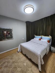 ein Schlafzimmer mit einem Bett mit einer weißen Bettdecke in der Unterkunft The house of love in Meitar